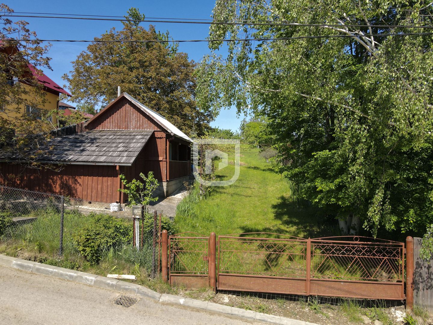 Casa bătrânească cu foișor și teren - Poză 3