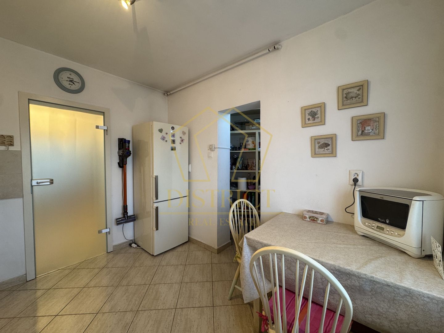 Apartament spatios cu 4 camere si garaj | Spitalul Judetean - Poză 16