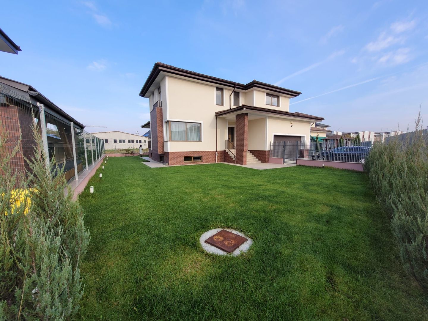 Casa Individuala in Selimbar cu garaj dublu si curte spatioasa - Poză 2