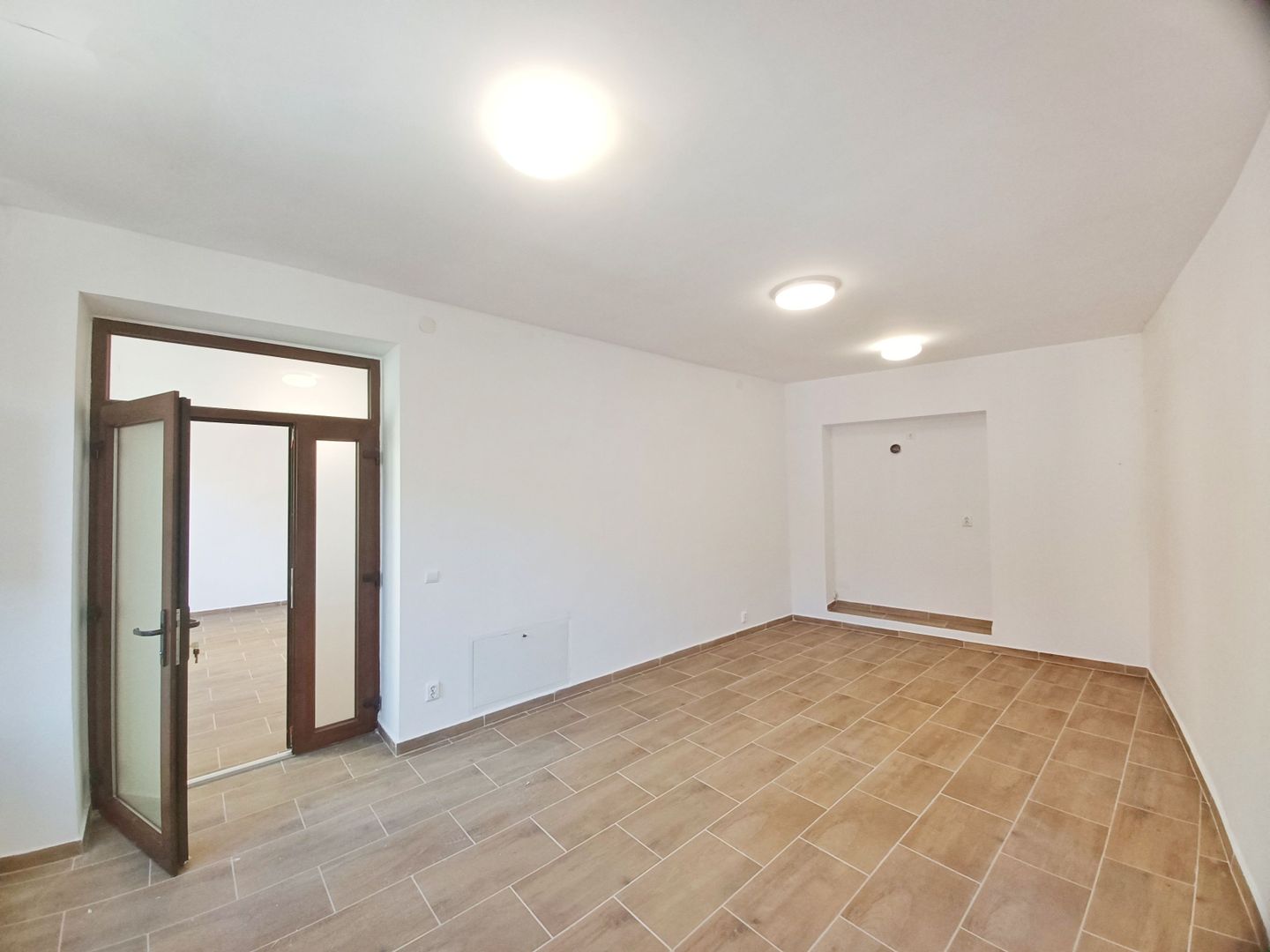 Birou, ultracentral, Oradea, 70 mp, parcare. 700 E/lună. Comision 0 - Poză 1