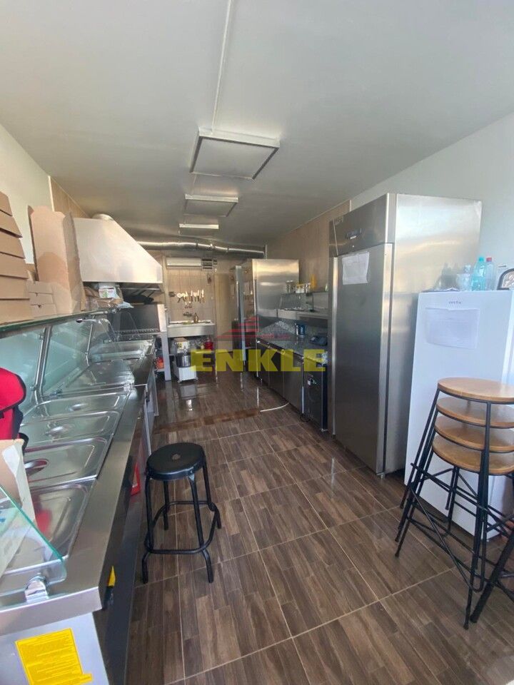 Spatiu comercial , suprafata de 30 mp, zona Centrala ,pret 800 euro neg - Poză 1