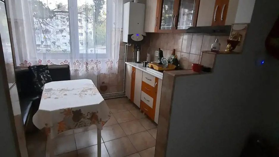Vând apartament 2 camere semidecomandat în Satu-Mare - Poză 1