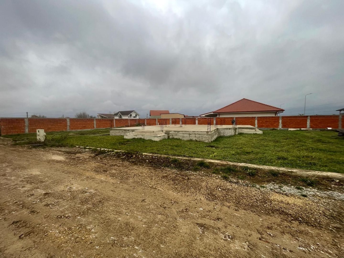 Teren intravilan, fundatie proiect casa, gard si utilitati-Zona Cheriu - Poză 5