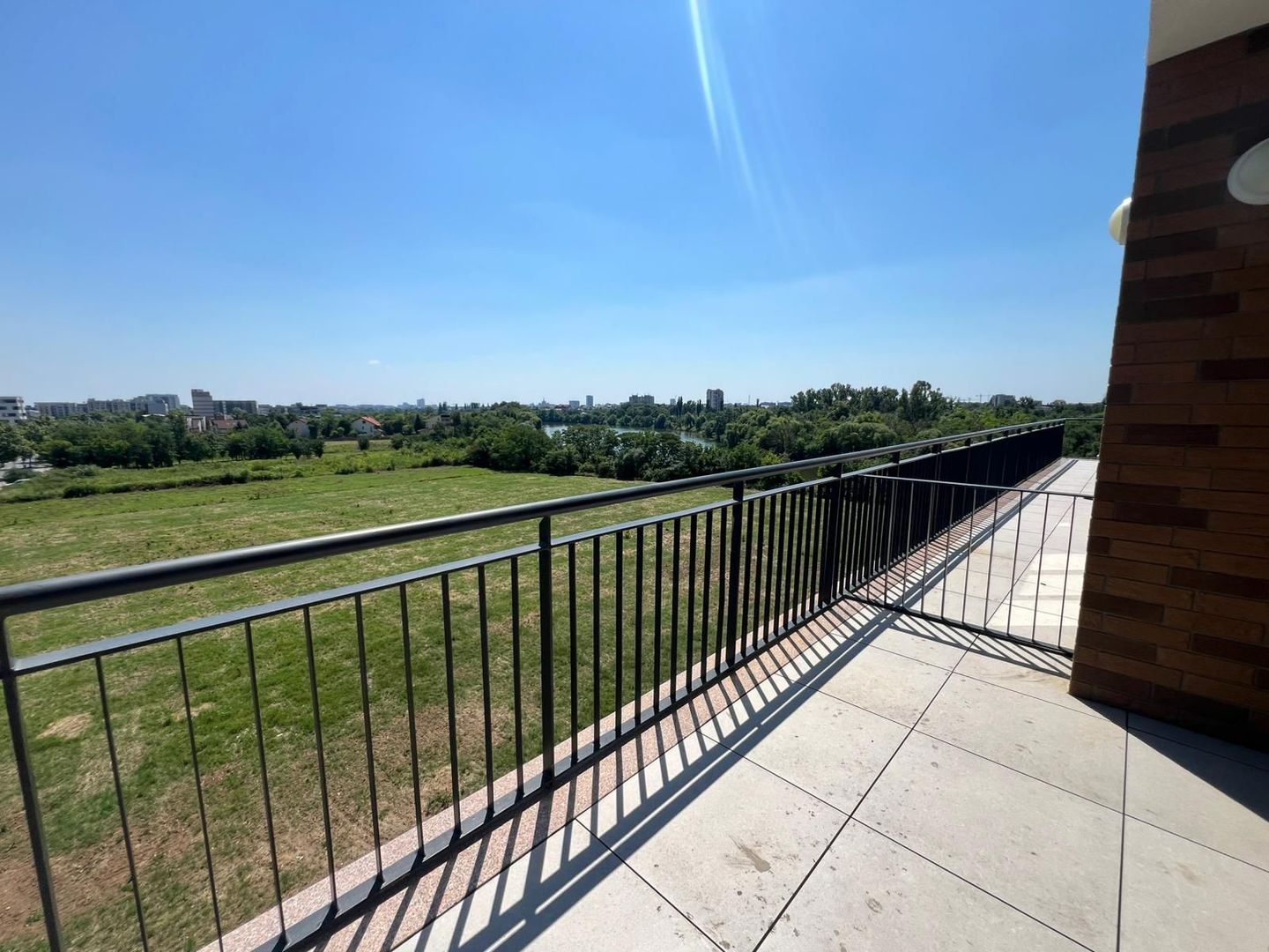 Apartament 2 Camere | Balcon cu Vedere spre Lac | Aproape de Metrou - Poză 4