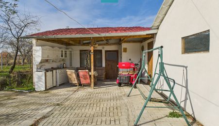 Casuță cu priveliște panoramică spre Cetatea Șiria