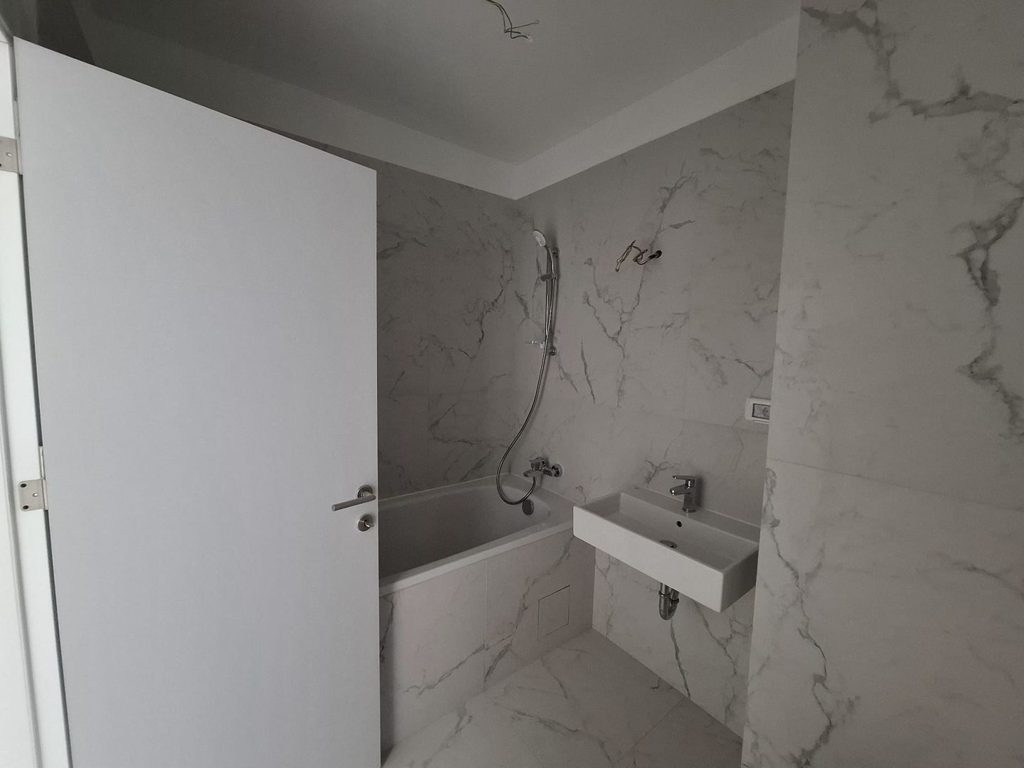 4 camere  Bloc Nou Rezidential Birouri L330 GranVia Lake View - Poză 14