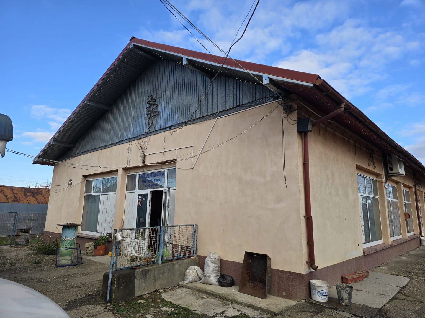 Se oferă spre vânzare / închiriere clădire cu spațiu comercial - Poză 8