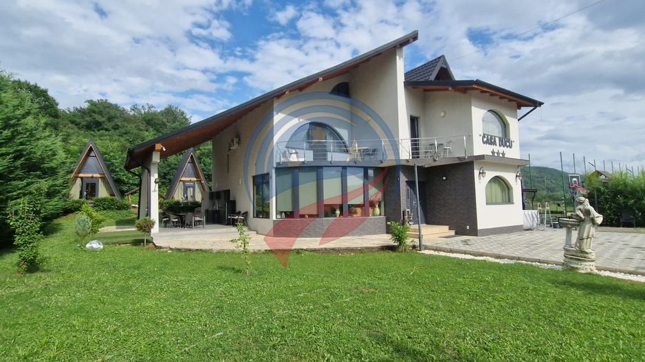 Pensiune  în Călimănești + 2 A-Frame - Teren 5.574 mp - Bonus Mercedes 350d - Poză 1