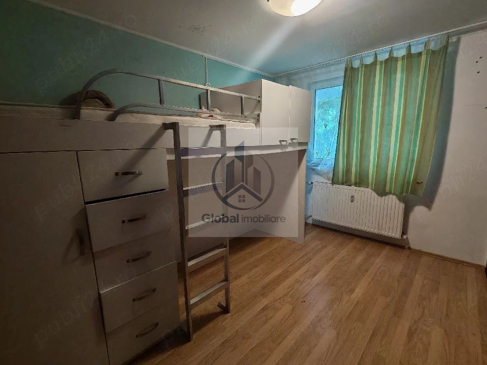 Vand apartament 3 camere, semidecomandat, str. Liviu Rebreanu - Poză 2