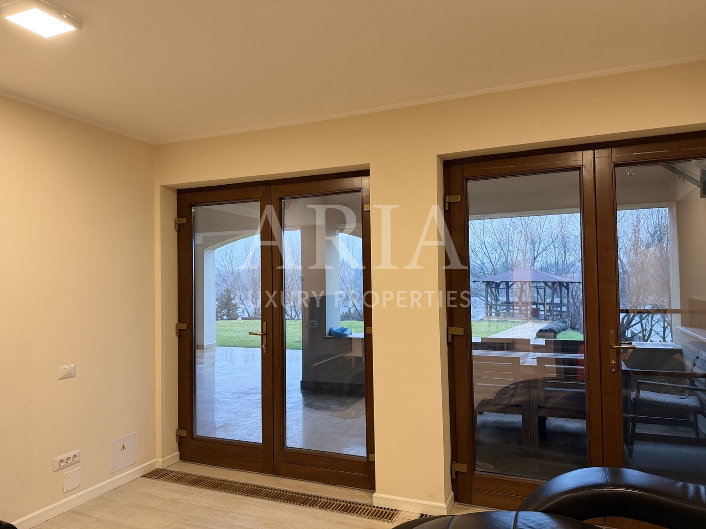 SNAGOV VILA | 36m DESCHIDERE LA LAC | PONTON 250mp | JACUZZI | SPA | BOWLING - Poză 22