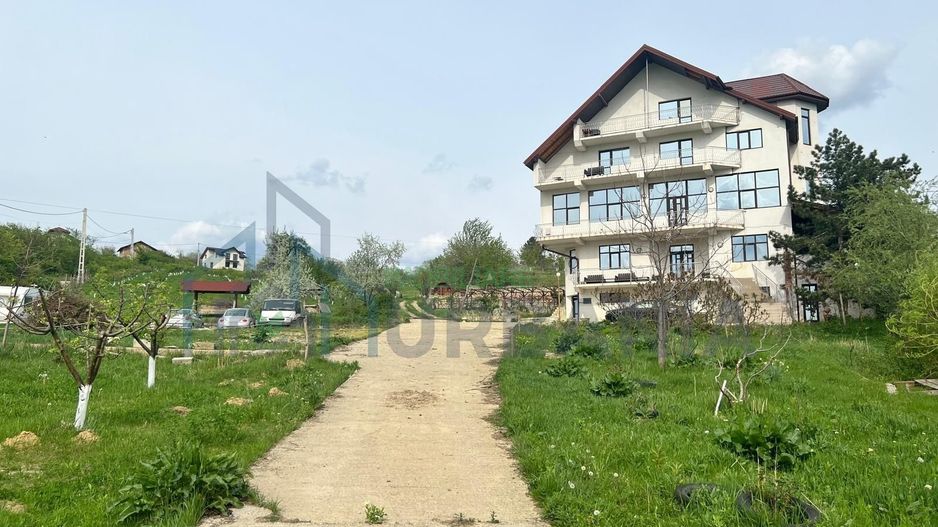 Vând pensiune/clădire și teren - Poză 1