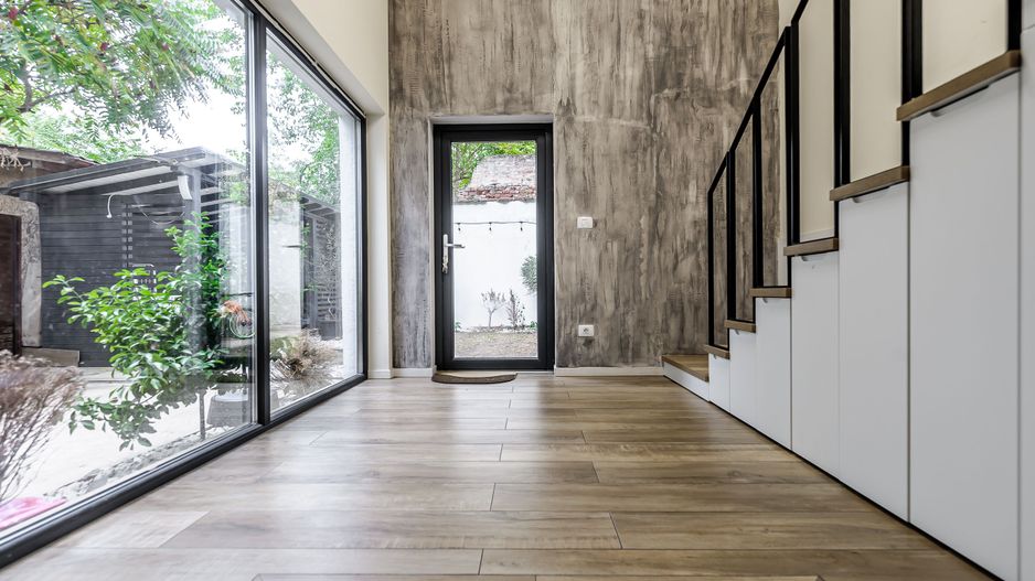 Apartament tip casa, cu gradina proprie, in zona centrala a Aradului - Poză 2