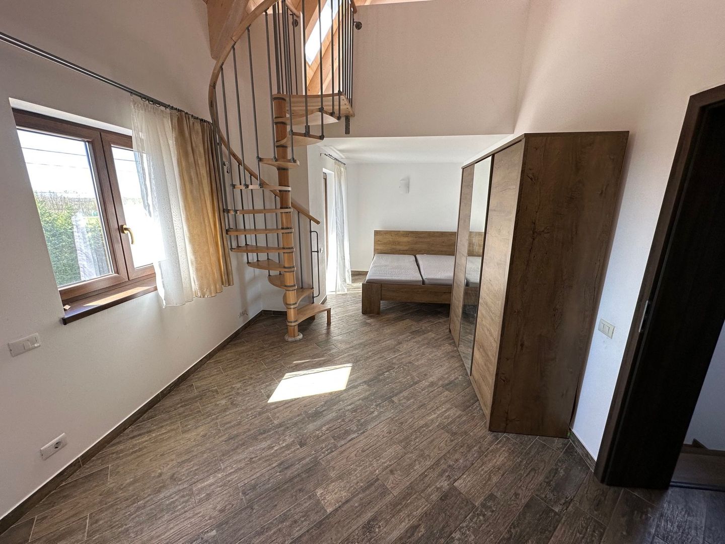 CASA SPATIOASA  CU GARAJ SI TEREN DE 600 MP - Poză 17