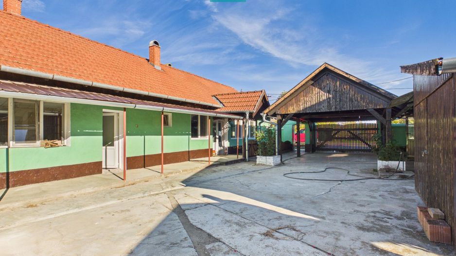Casă spațioasă cu teren de 2.160 mp. Zerindu Mic - Poză 2