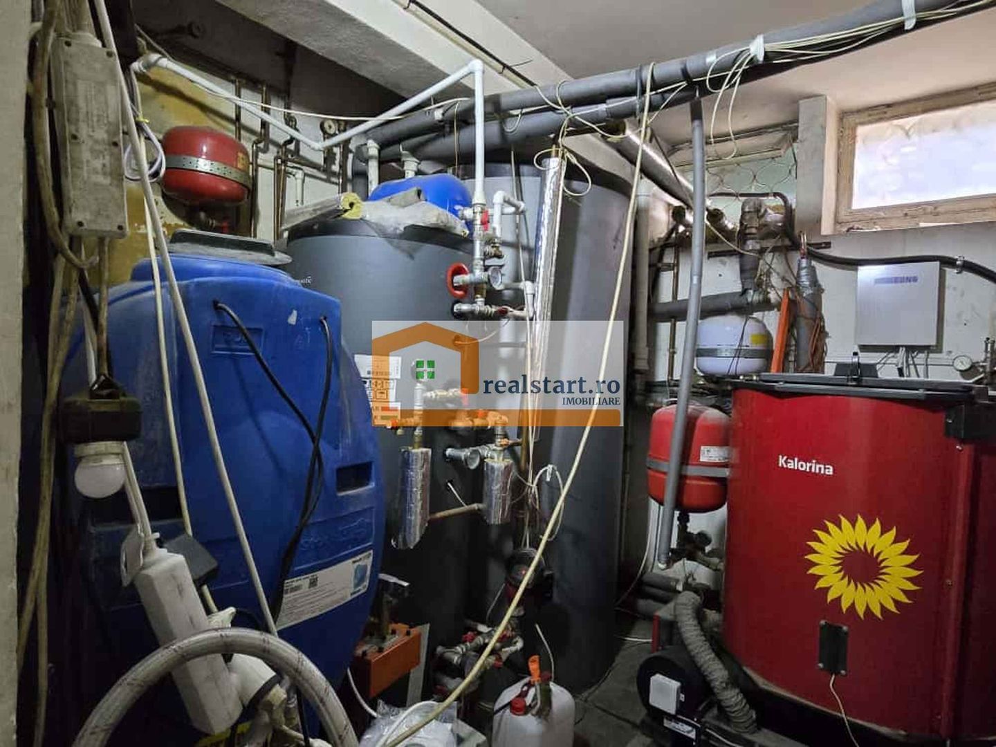 Vedere padure, panouri solare si fotovoltaice, pompa de caldura,  semineu - Poză 35