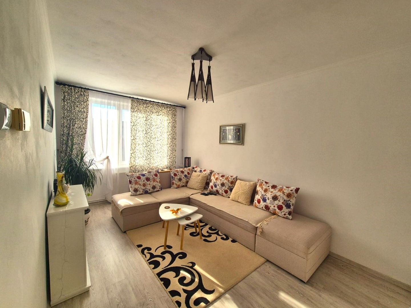 Ideal pentru un cuplu, apartament decomandat, însorit și foarte luminos. - Poză 4