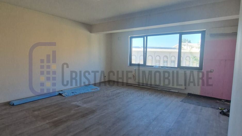 Titan_Apartament 2 camere_70 mp._nemobilat_pretabil birou - Poză 1