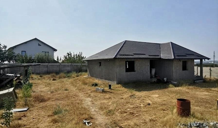 Casa la rosu în Plaiul Vulcănești - Poză 2