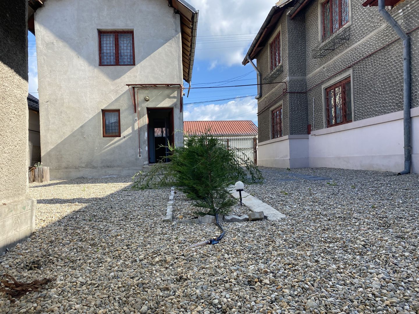 Vanzare casă cu potențial rezidențial și comercial în Pucioasa -441 mp - Poză 1