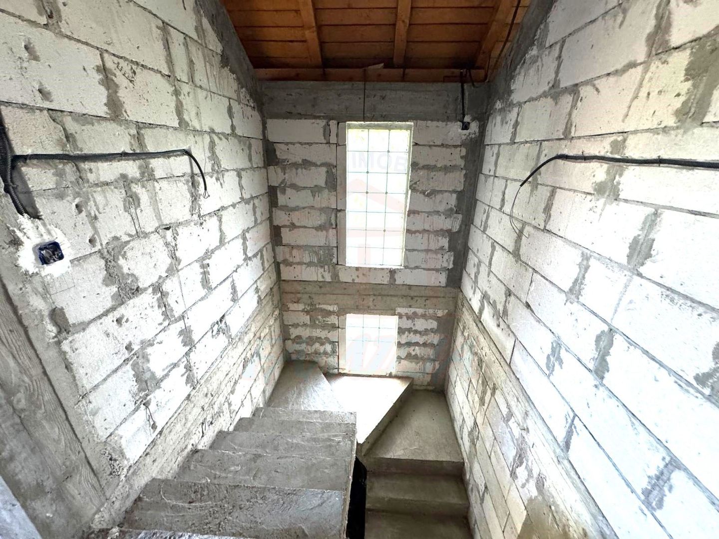 99.900 Euro casa+teren 1000 mp(concesiune) in com Sendreni - Poză 13