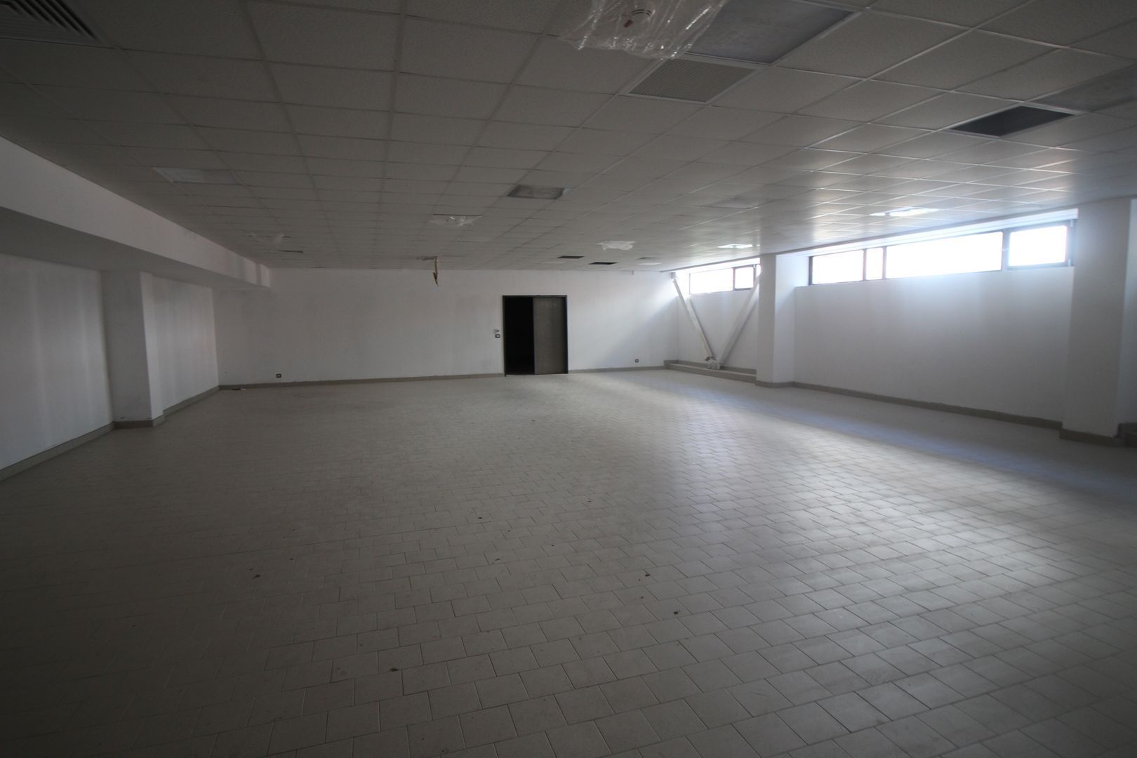 Spatiu comercial la artera pretabil showroom - Poză 11