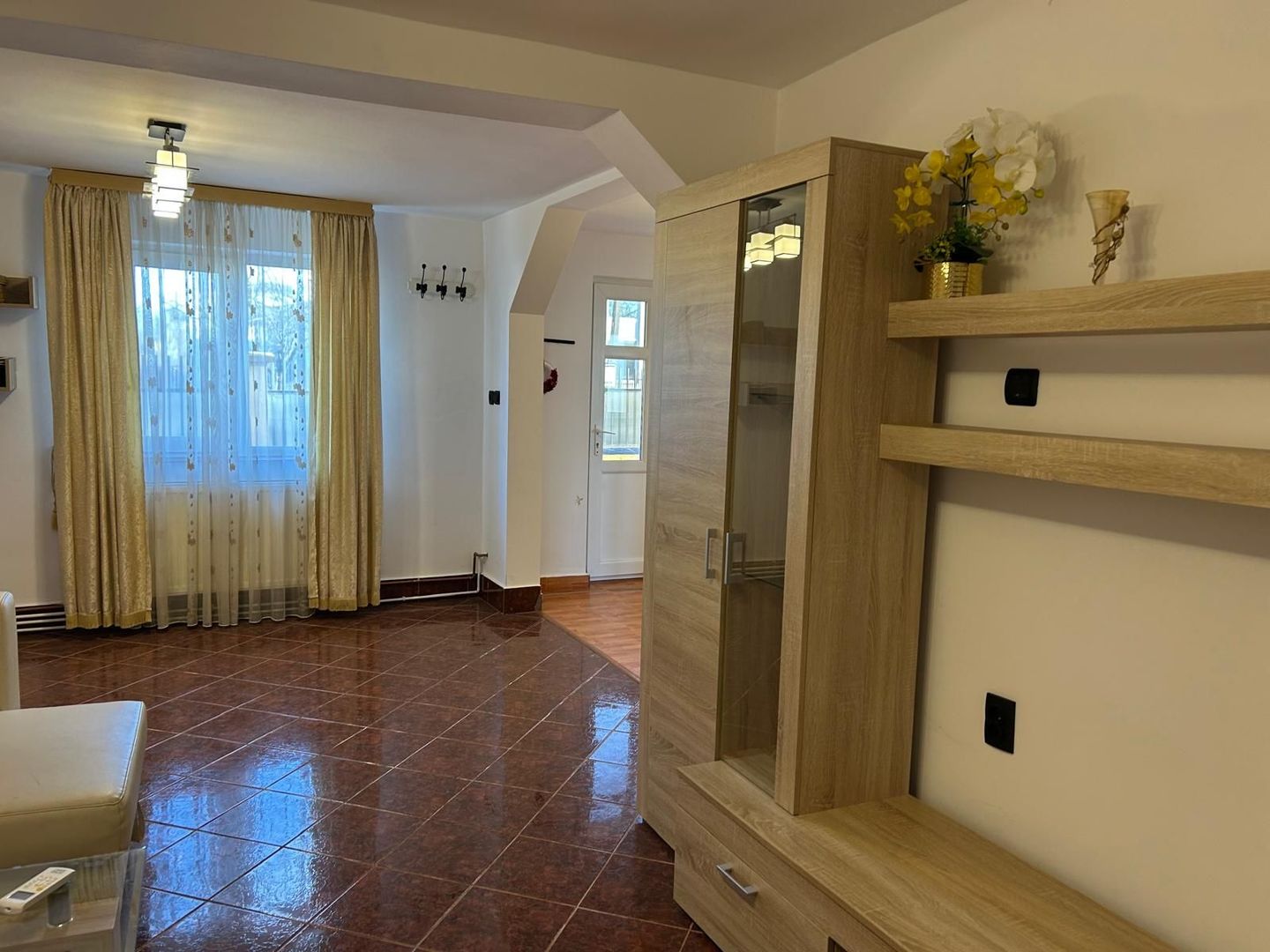 Casă individuală + teren 500 mp - Poză 1