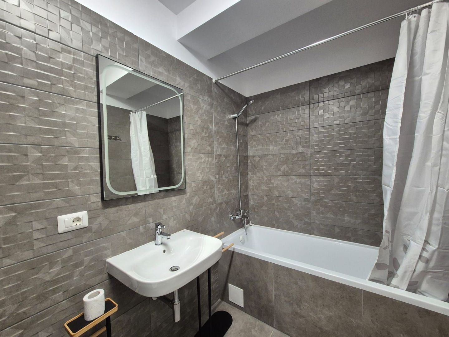 La PRIMA  închiriere, apartament spatios, într-o zonă de case,, loc parcare, - Poză 12