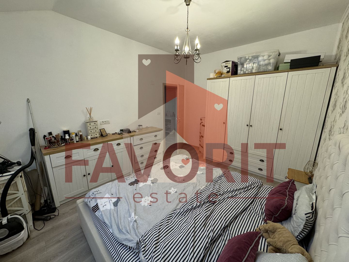 Mobilat si utilat. Pozitie excelenta. Villa construita in 2017 - Poză 10