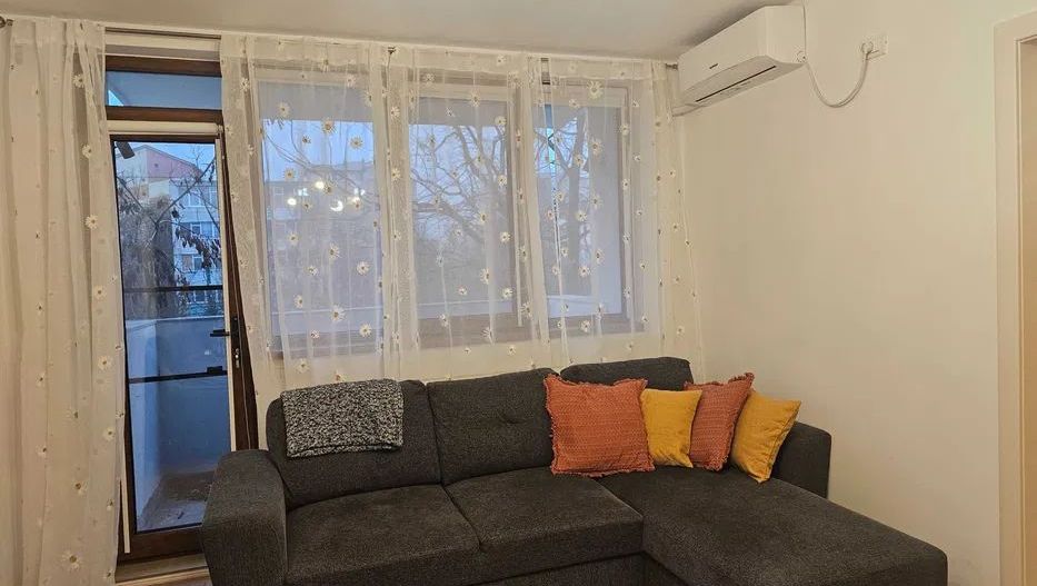 De vanzare apartament 3 camere mobilat, etaj 2, zonă liniștită, 88.000 euro - Poză 1