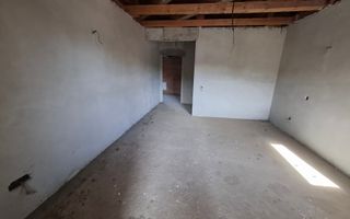 ila cu 6 camere + casă locuibilă pe teren intravilan de 1700 mp, cu vi - Poză 12