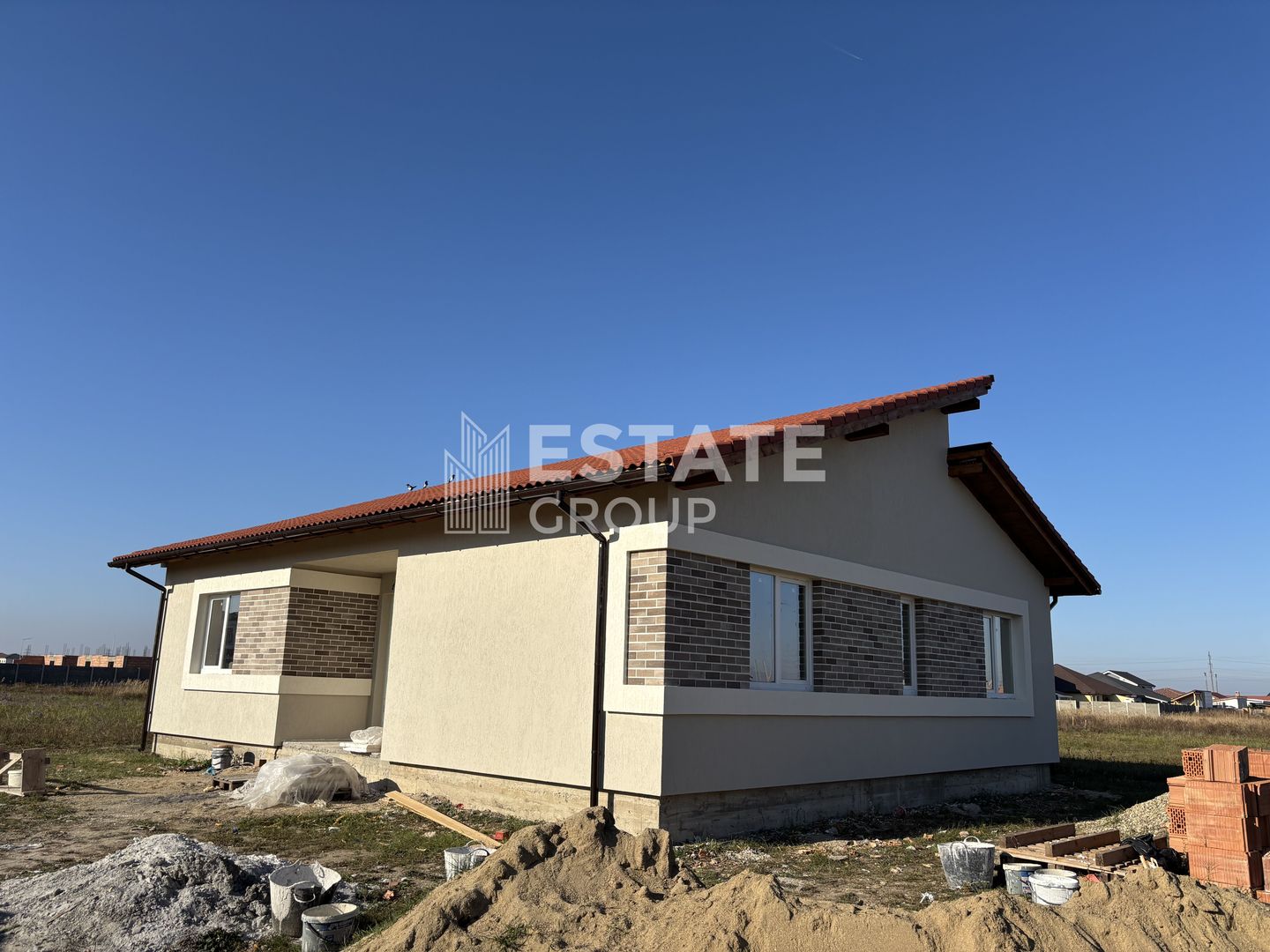 Casa individuala cu 4 camere in Mosnita Noua zona Castel - Poză 2