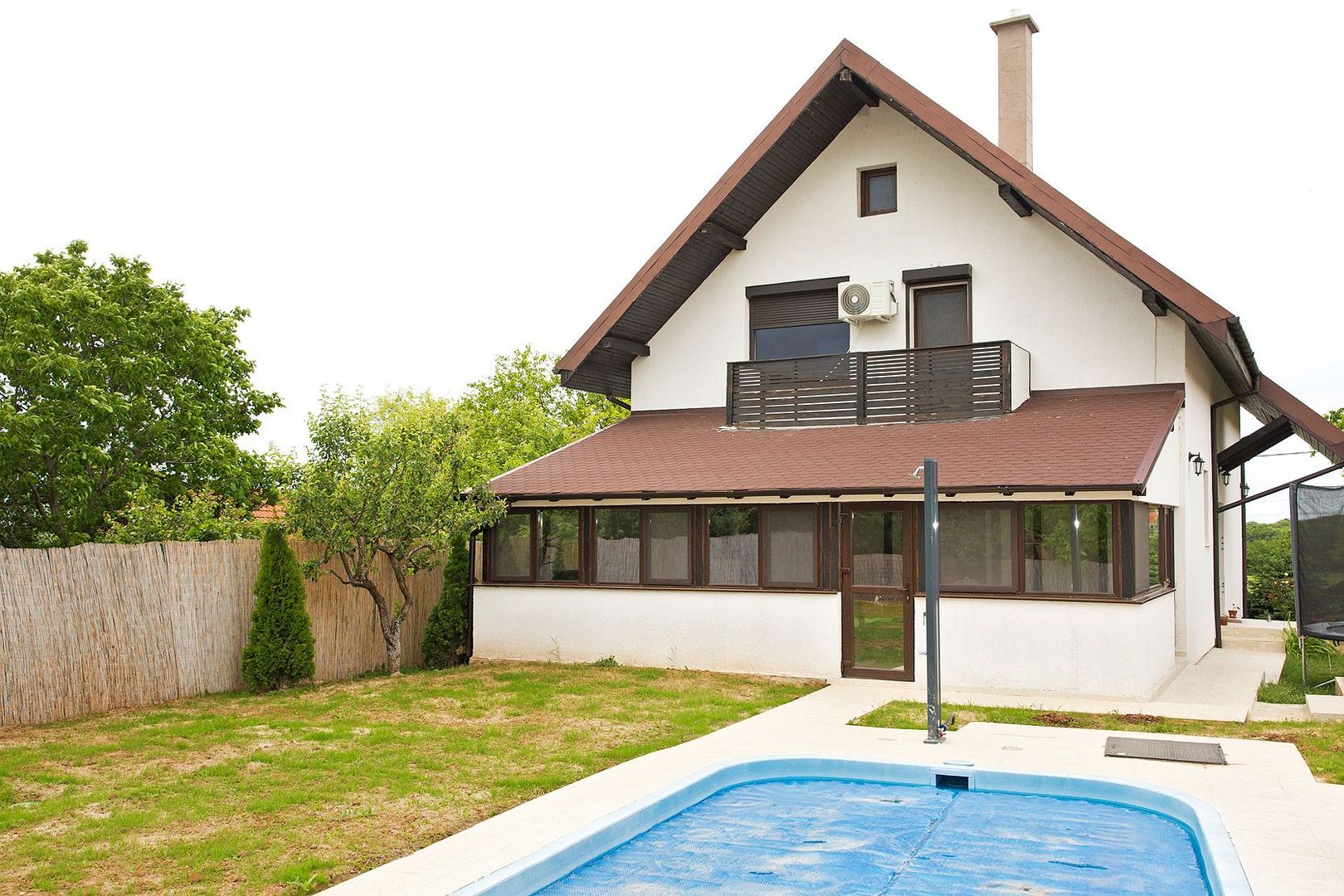 Vilă cu 5 dormitoare, 4 băi, 2 248mp teren, piscină. Preț: 229 000 Eur - Poză 6