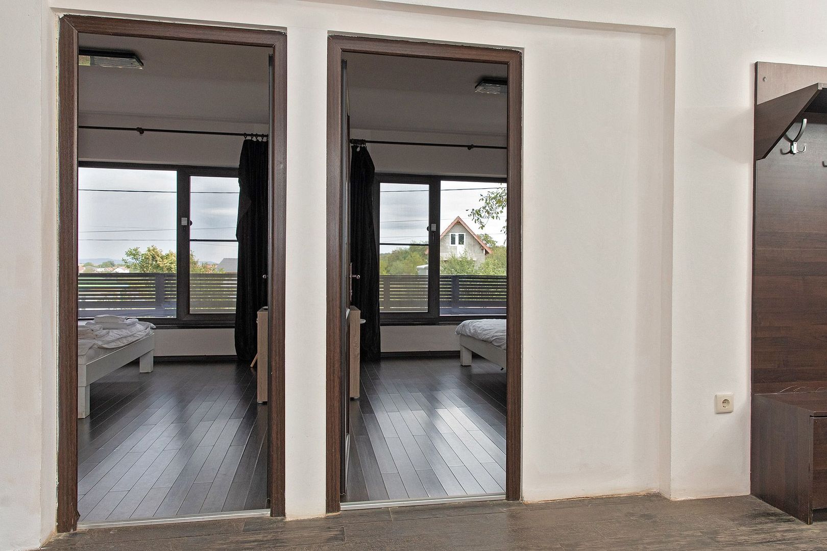 Vilă cu 5 dormitoare, 4 băi, 2 248mp teren, piscină. Preț: 229 000 Eur - Poză 27