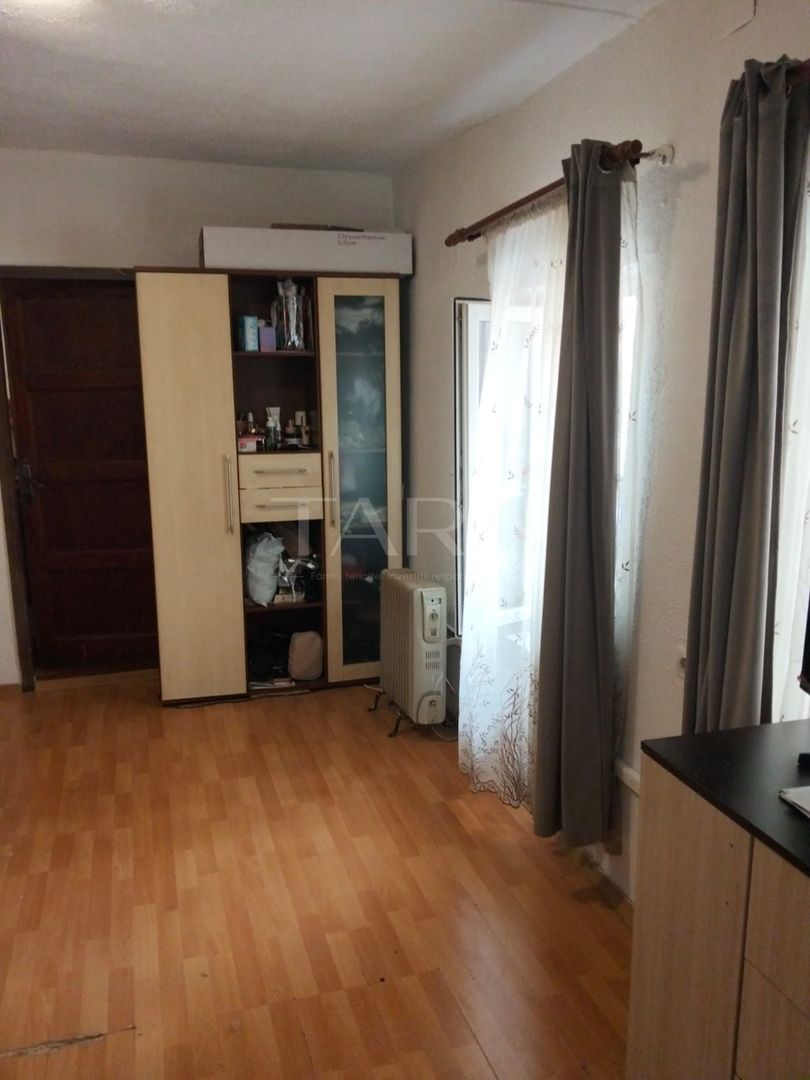 Casă în Piața Unirii – Curte, Parcare și Potențial de Mansardare - Poză 1
