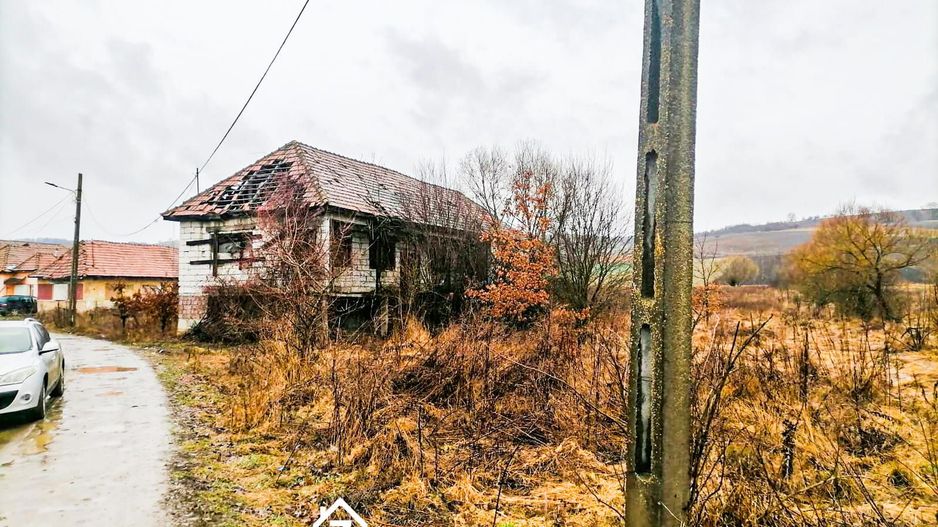 Craciunesti - Casa la rosu - 356 mp +  teren 1160 mp - Poză 3