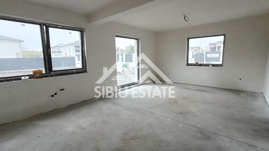 Casa tip duplex  5 camere, teren 400 mp, Selimbar acces usor - Poză 5