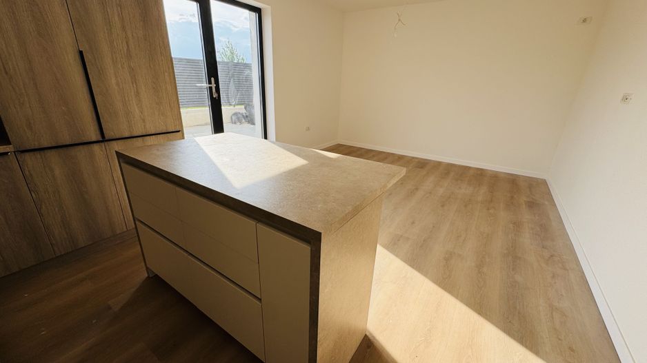 Apartament 3 camere si  CURTE mare, Otopeni 23 august - Poză 2