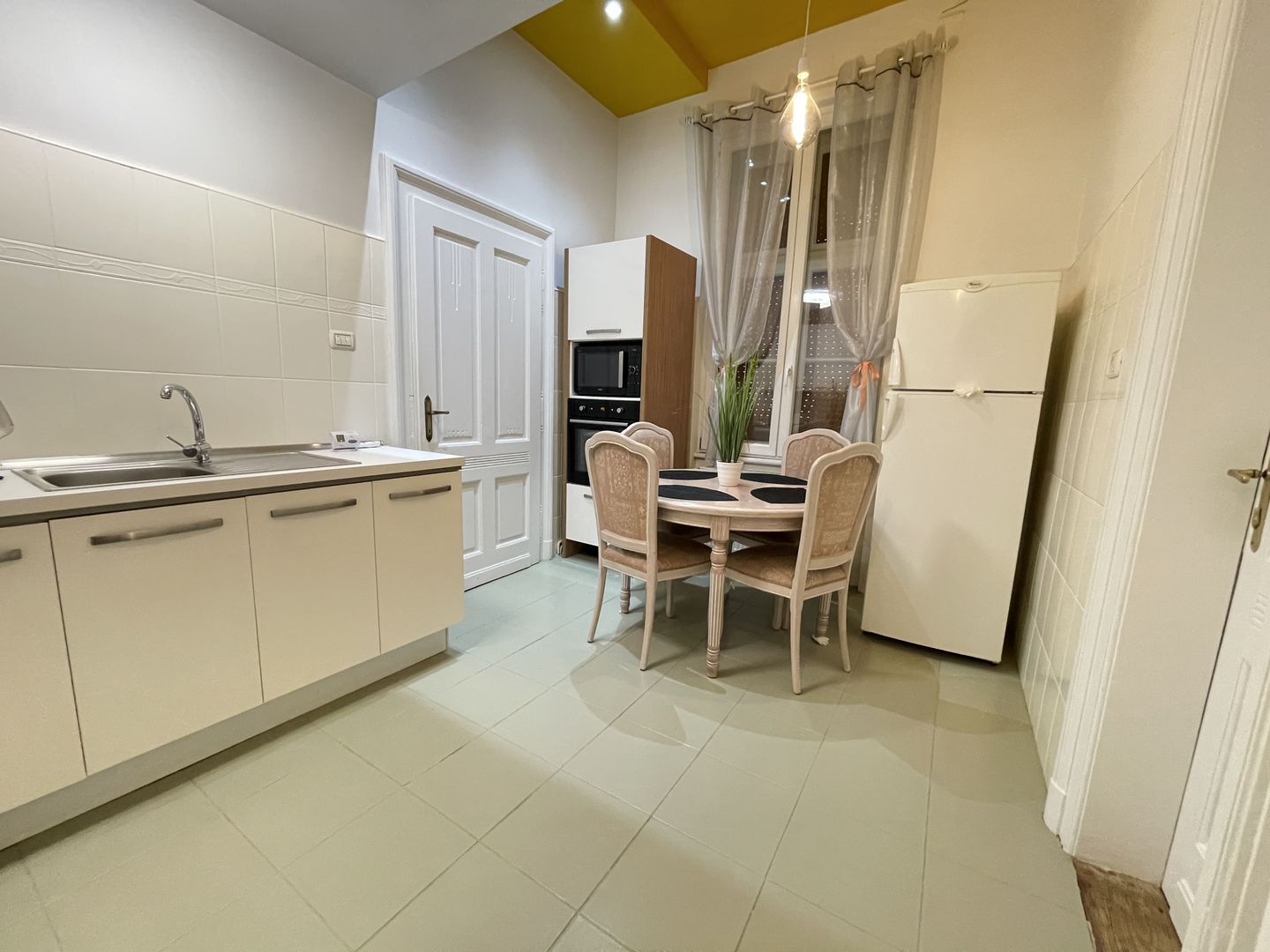 Apartament 4 camere spatios  in zona Sinaia - Poză 3