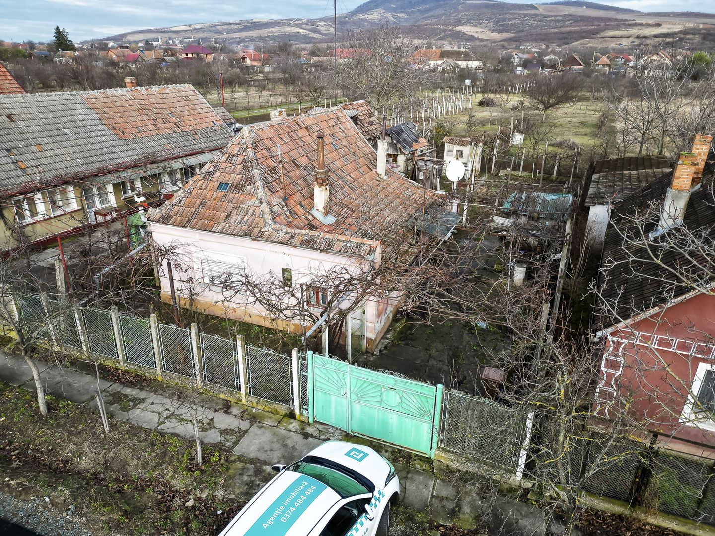 Casă modestă cu 3 camere în Ghioroc - Poză 8