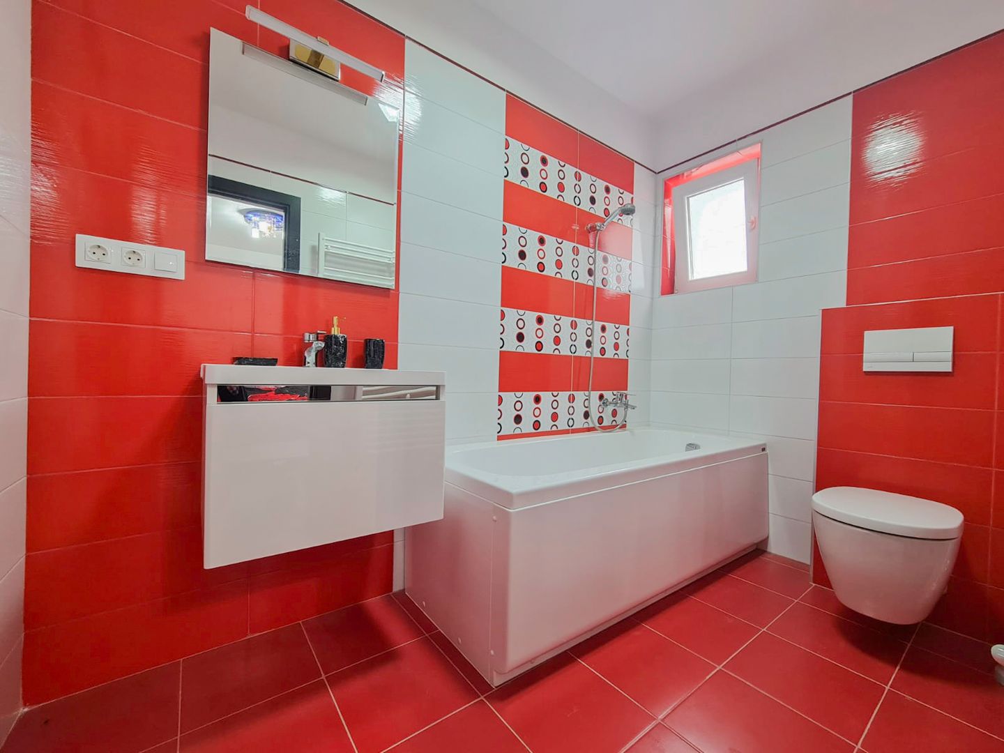 Apartament nou, mobilat și utilat - 3 camere, 2 bai și curte - Poză 15