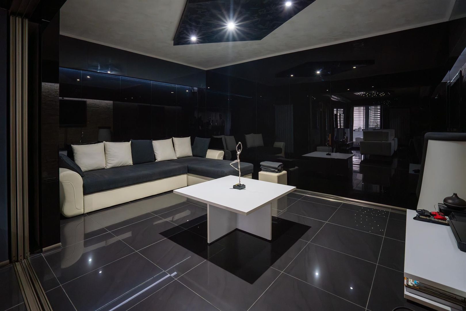 Apartament Lux cu jacuzzi Nufarul - Poză 3