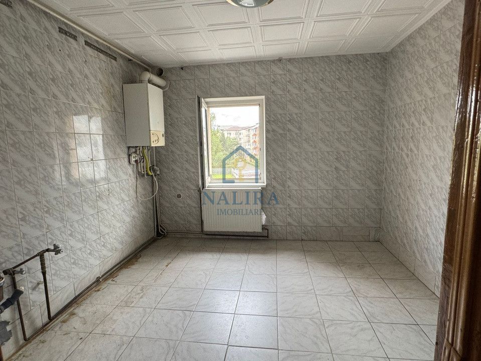De vanzare apartament cu 3 camere decomandate etaj 3/4 Petru Rares - Poză 2