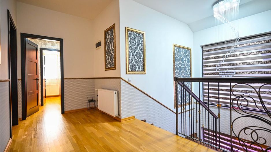 Somptuozitate in stil modern, 2 garaje, 3 terase, totul pe 1.000 mp teren - Poză 38