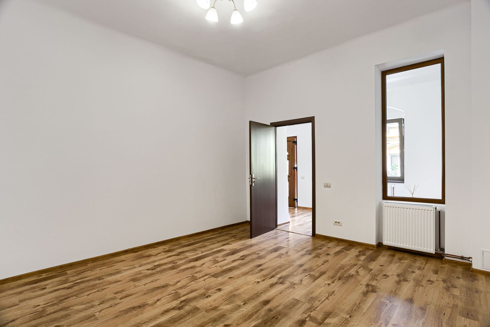 Vandut Apartament cu doua camere, renovat, situat ultracentral - Poză 2