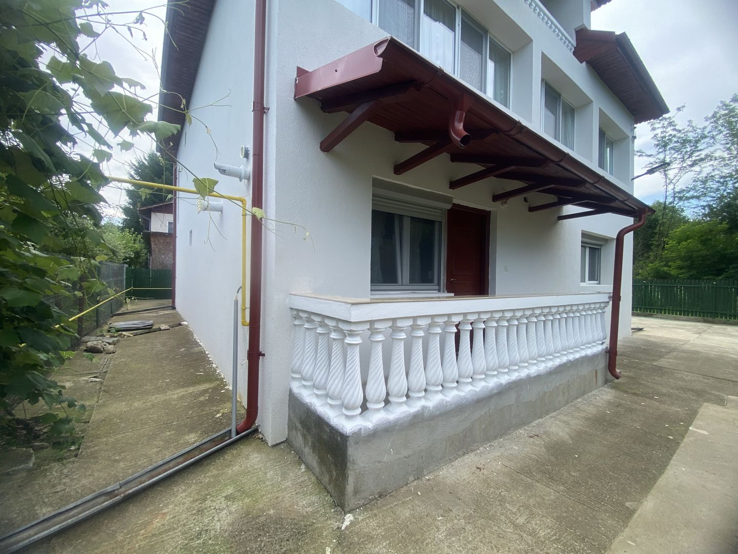 Oaza de liniste si verdeata! Vanzare casa cu 5 camere in Pucioasa - Poză 3