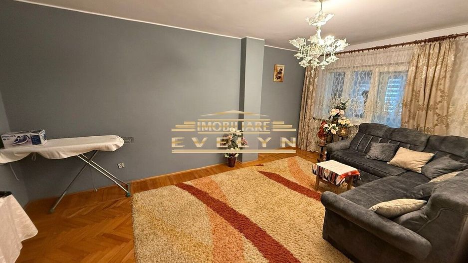 De vânzare apartament 3 camere – zona Pietonalul Transilvaniei (Piata Mare) - Poză 1