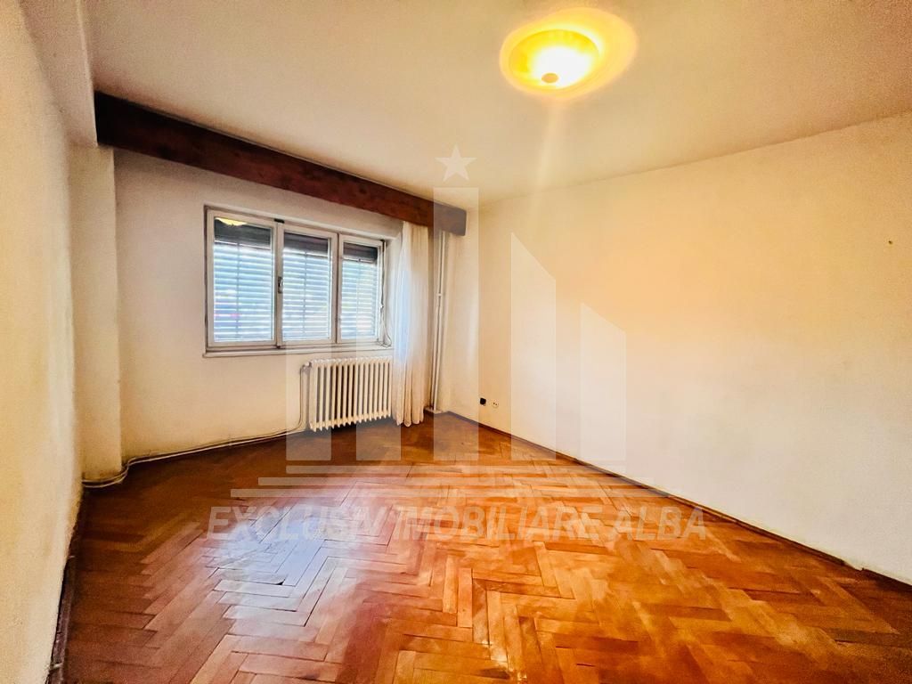 Apartament cu 3 camere decomandate, Cetate - Poză 1
