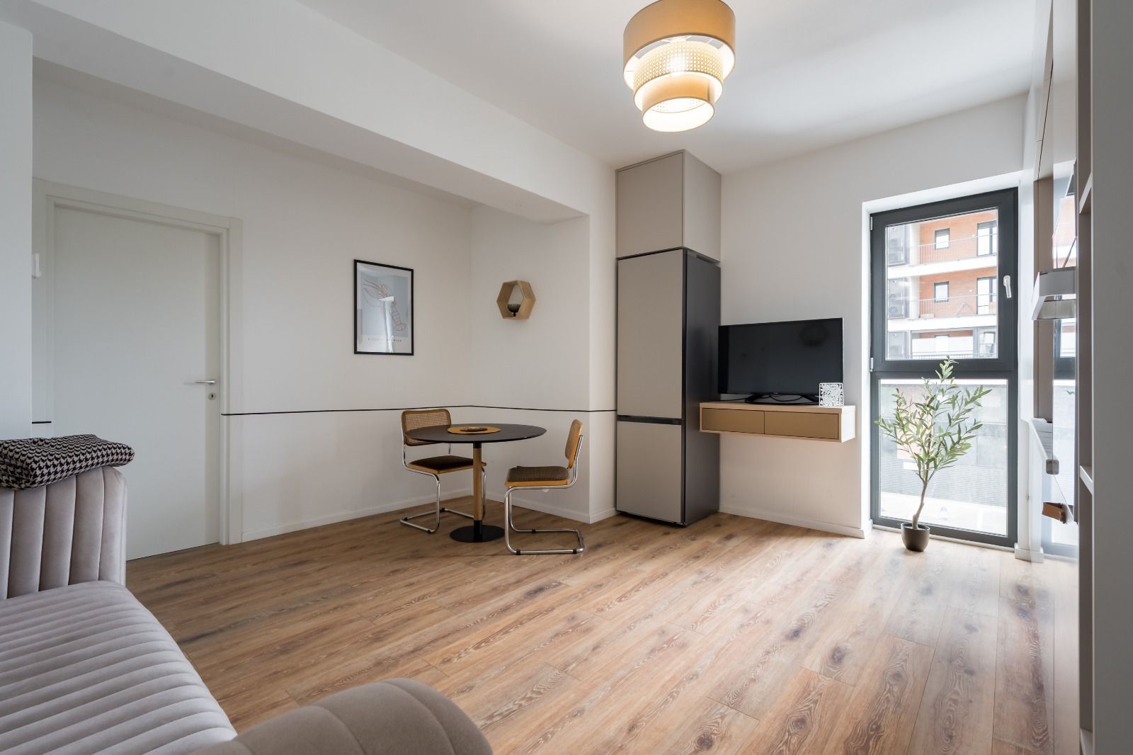 Inchiriere apartament 3 camere | Sisesti - Poză 2