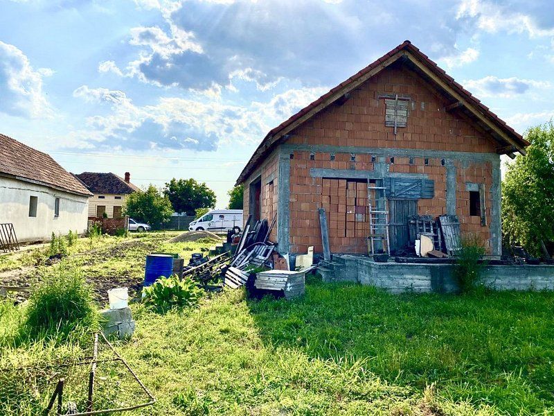 Casa la roșu în Izvin - Poză 3