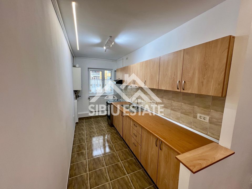 Apartament 4 camere renovat, 79 mp cu logie, Vasile Aaron, Sibiu - Poză 3